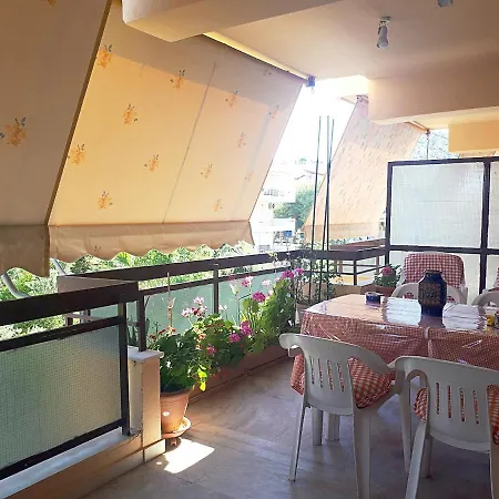 Alianthos Apartament *